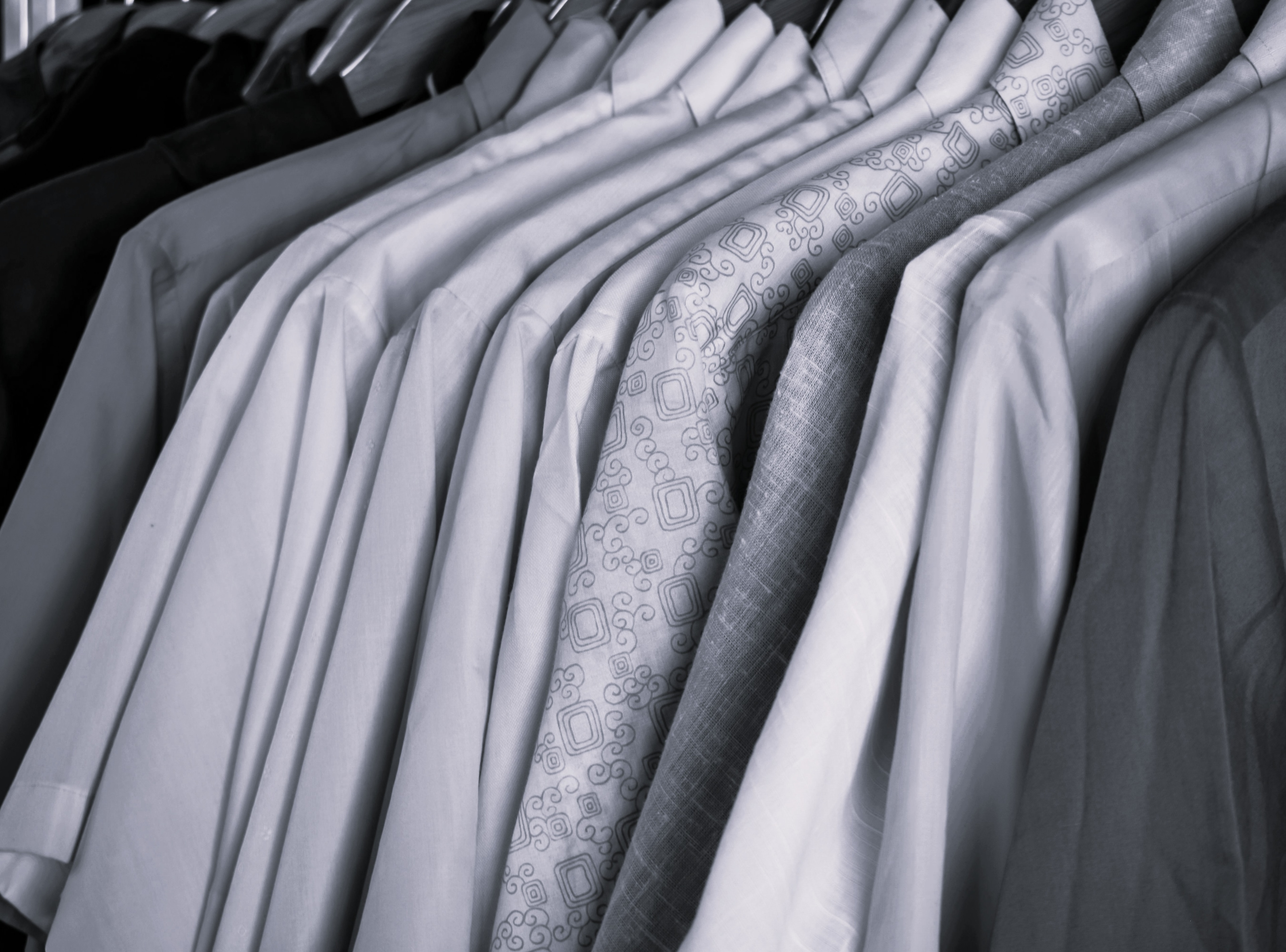 Askıda düzenli gömlekler ve takım elbiseler ile DryCleanic profesyonel kuru temizleme hizmeti