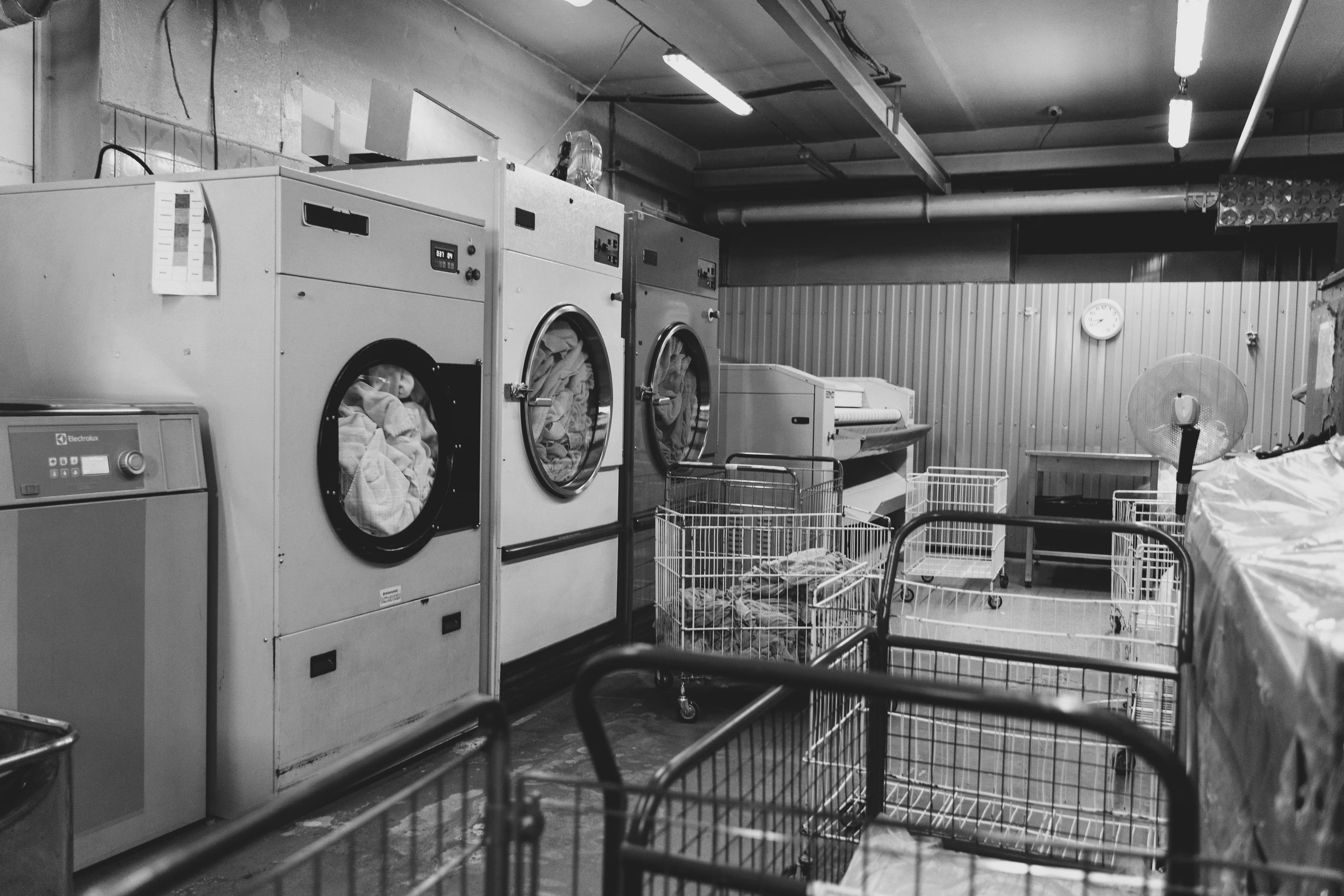 Endüstriyel çamaşır makineleri ve tekstil sepetleri ile DryCleanic temizlik süreci